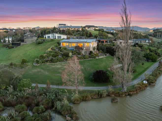 12 Lake View Place, Fairhall
