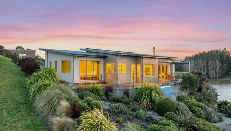 12 Lake View Place, Fairhall