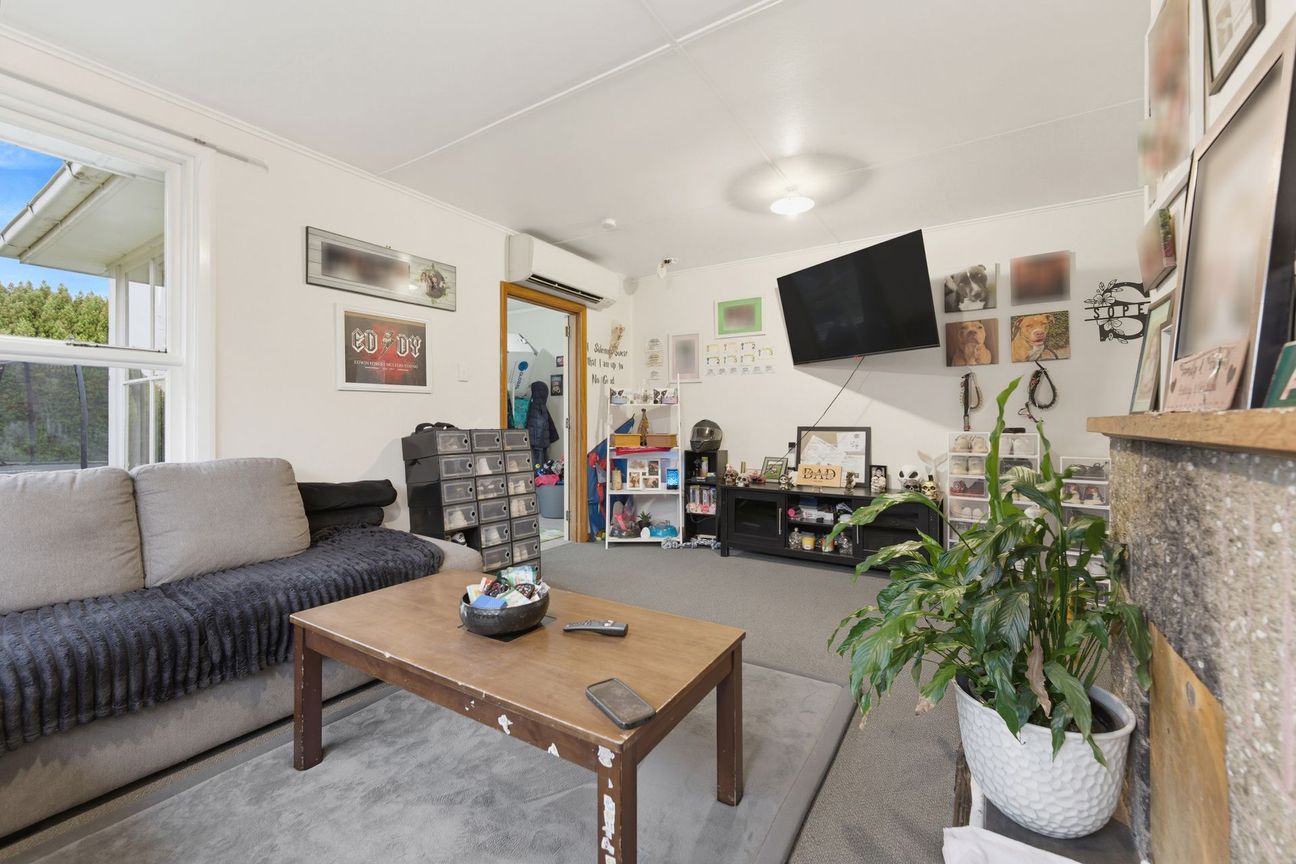 Affordable Brick Home on a Generous Section - Widok 6