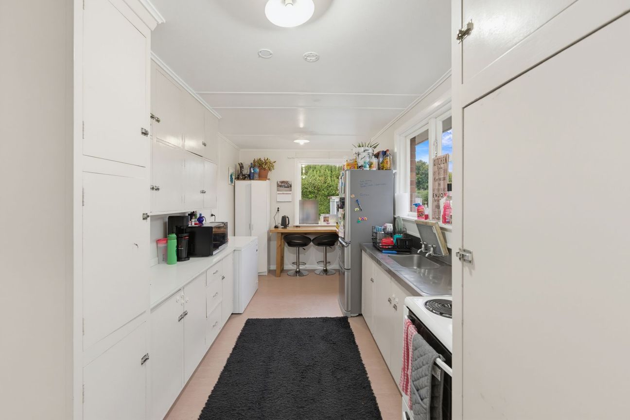 Affordable Brick Home on a Generous Section - Widok 3