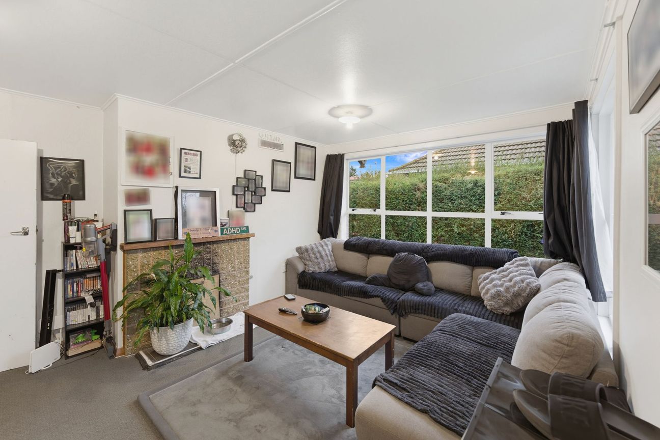 Affordable Brick Home on a Generous Section - Widok 5