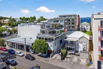 SUN-FILLED PONSONBY OFFICE WITH BALCONY
