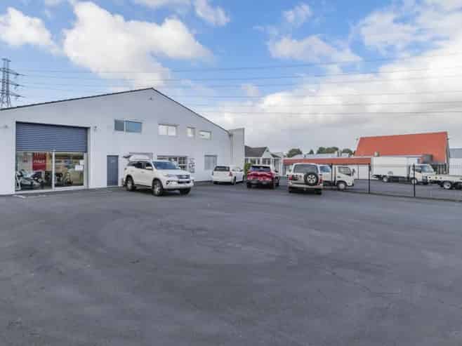 High-profile yard and warehouse