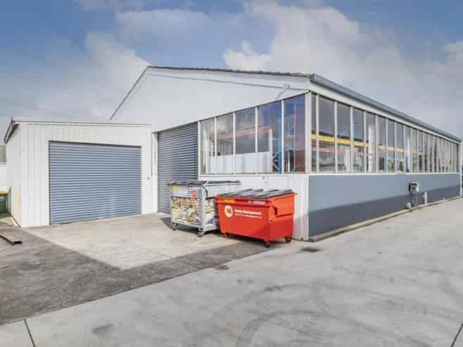 High-profile yard and warehouse