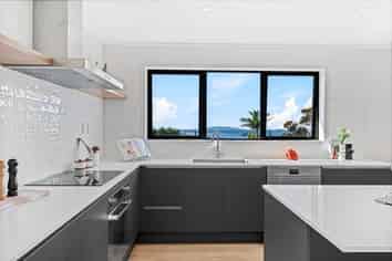 2/14 Clifton Road, Waiake