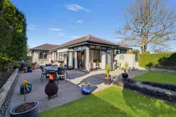 15 Stonebridge Park Drive, Holdens Bay