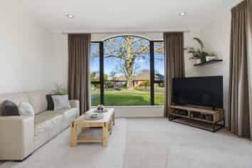 15 Stonebridge Park Drive, Holdens Bay