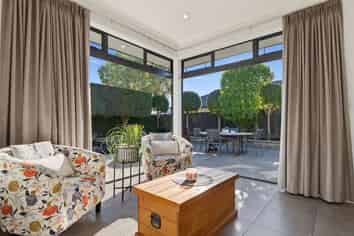 15 Stonebridge Park Drive, Holdens Bay