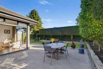15 Stonebridge Park Drive, Holdens Bay