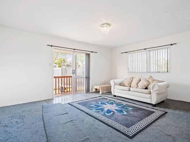 7 Helleur Road, Massey