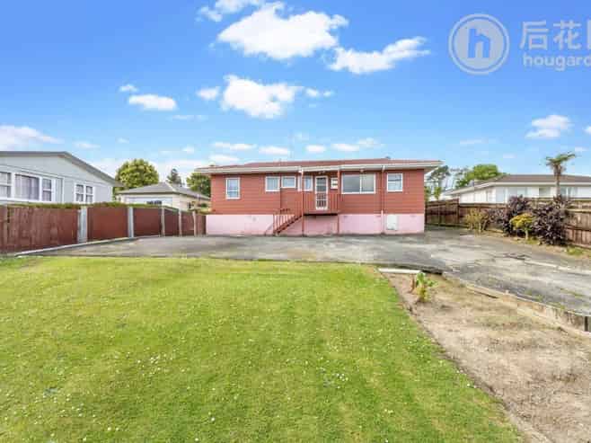 7 Helleur Road, Massey