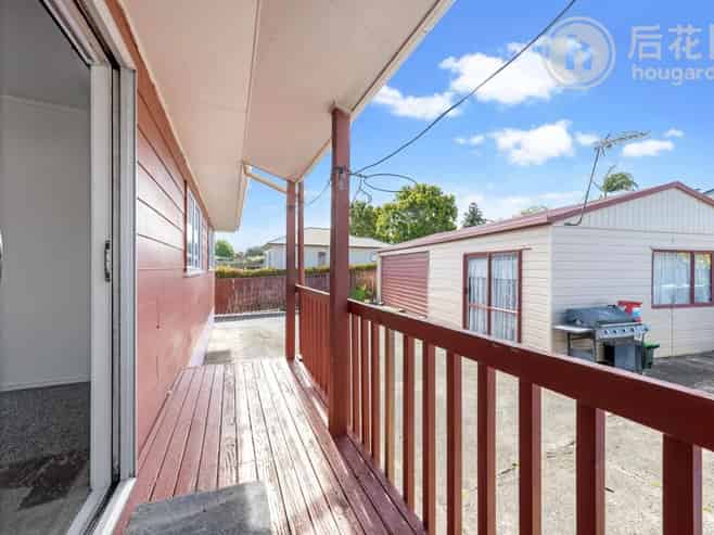 7 Helleur Road, Massey