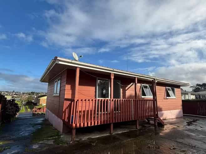7 Helleur Road, Massey