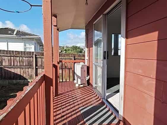 7 Helleur Road, Massey