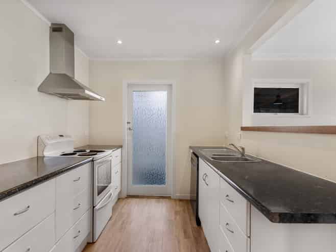 8 Kiwi Esplanade, Mangere Bridge