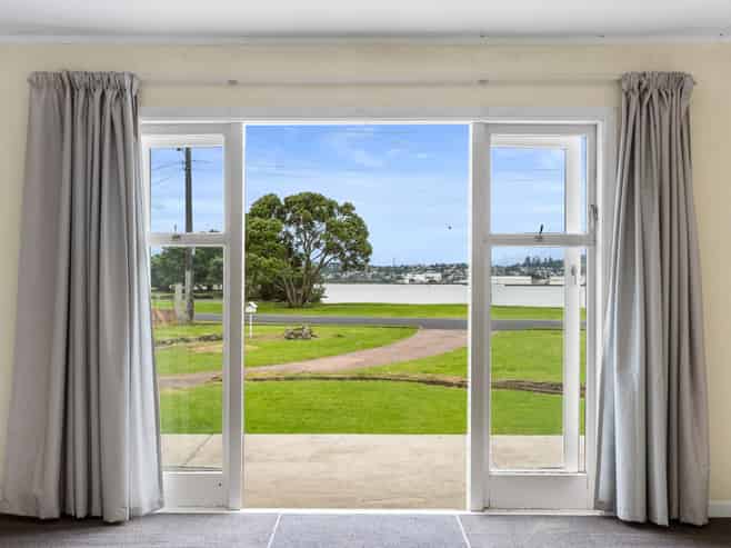 8 Kiwi Esplanade, Mangere Bridge
