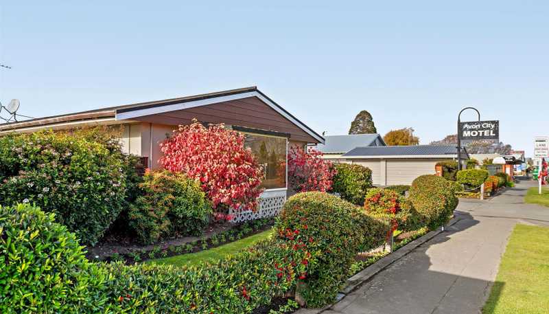  402 Main North Road, Redwood