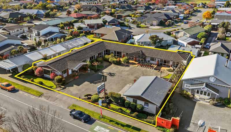  402 Main North Road, Redwood