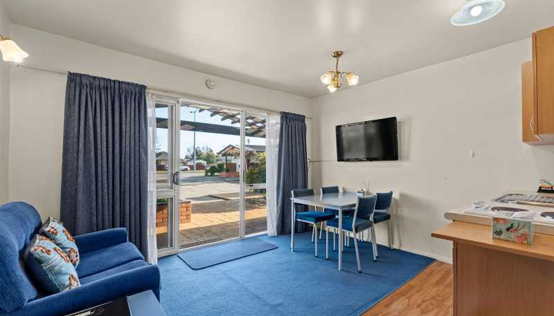  402 Main North Road, Redwood