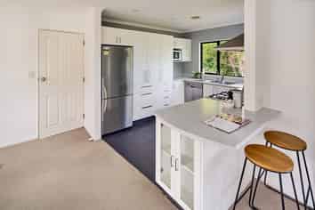 22 Domanski Crescent, Owhiro Bay