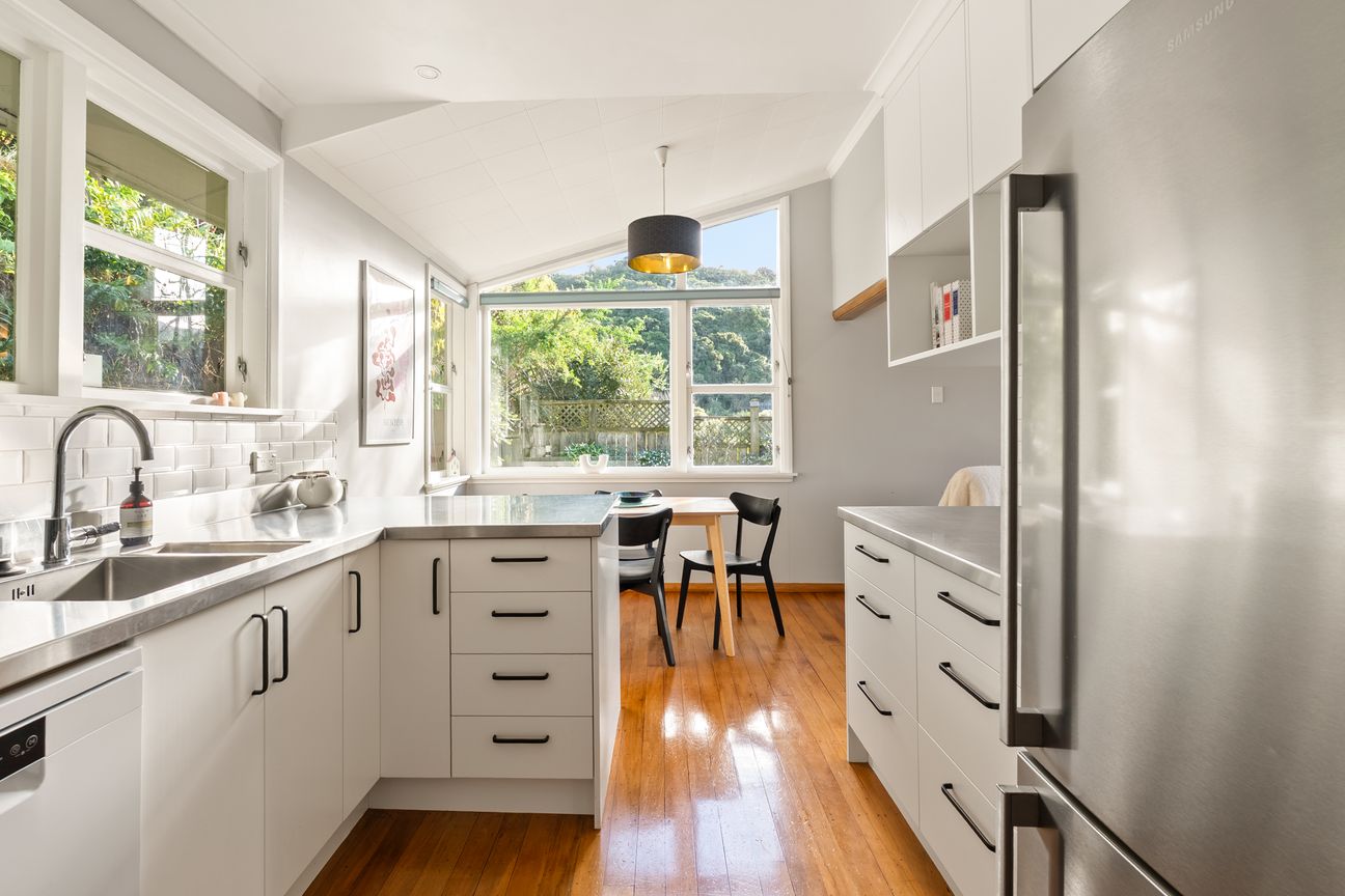 Mid Century Style. Sunny Ngaio Living - Više