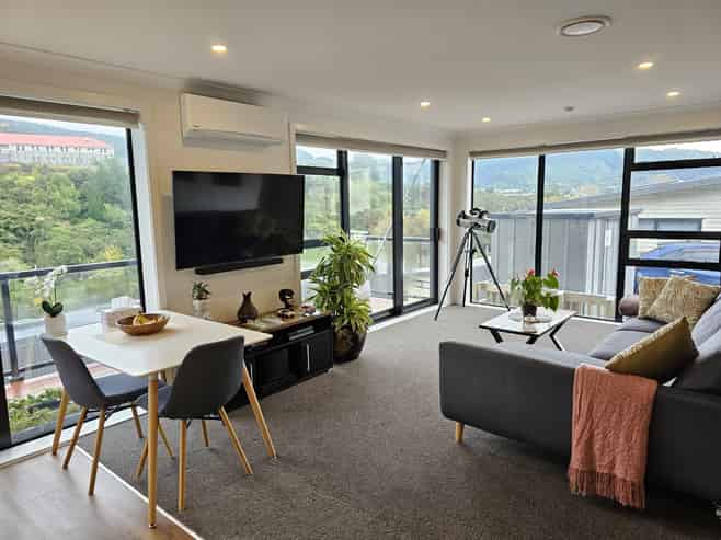 10 Ara Patukawenga , Tawa
