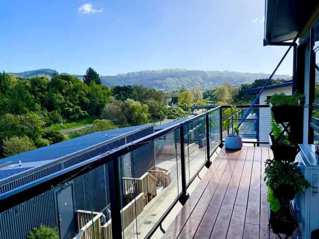 10 Ara Patukawenga , Tawa