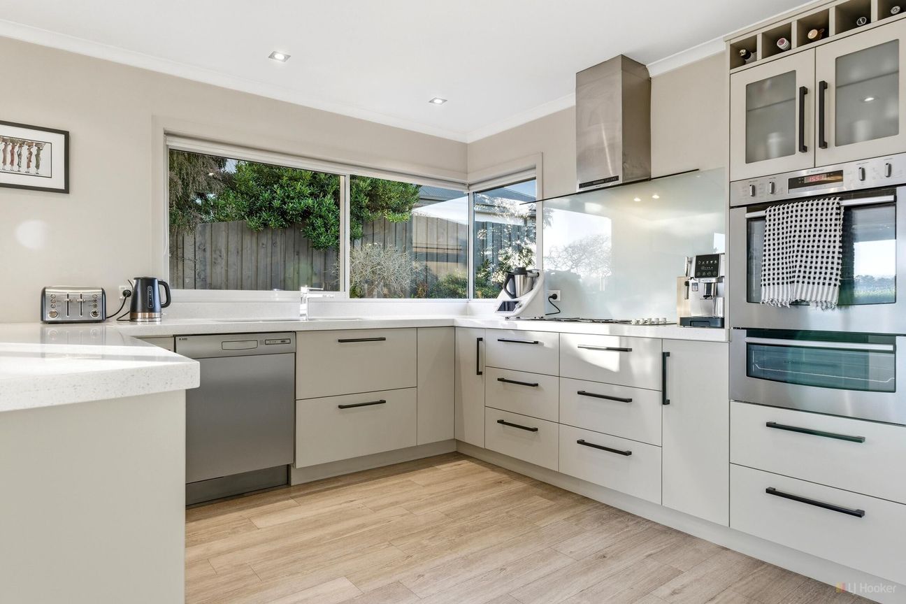 Four Bedrooms, Four Cars, and a Backyard That Does It All - Widok 5