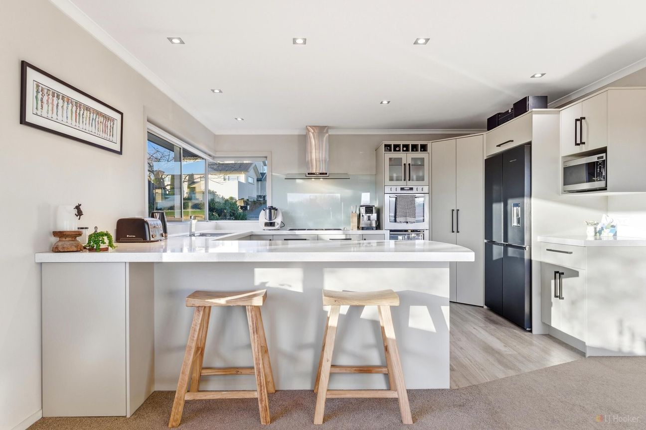 Four Bedrooms, Four Cars, and a Backyard That Does It All - Widok 4