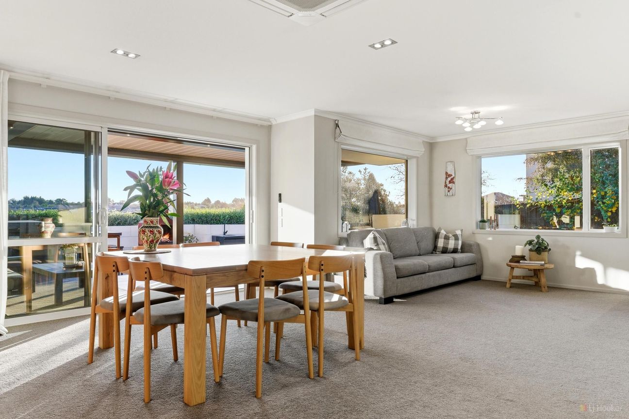 Four Bedrooms, Four Cars, and a Backyard That Does It All - Widok 3