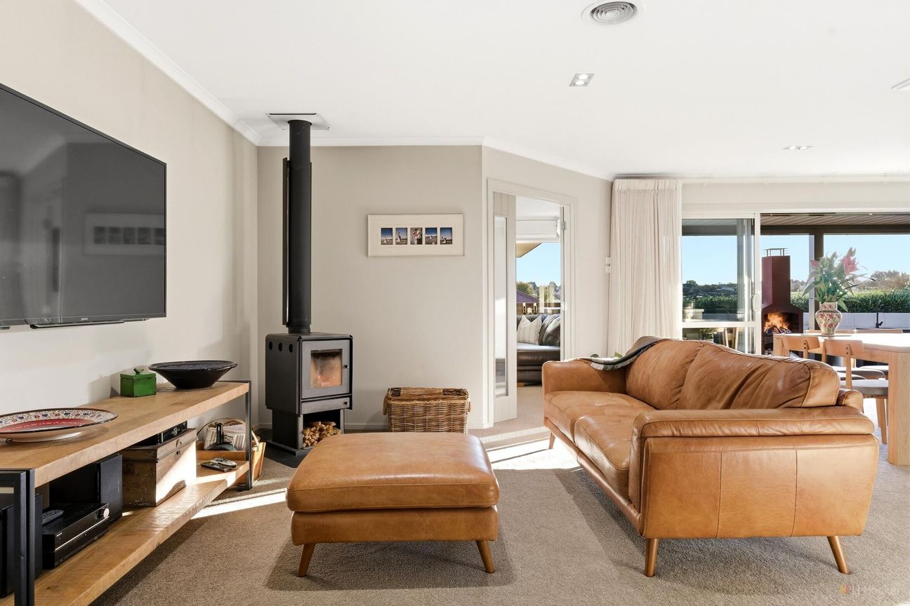 Four Bedrooms, Four Cars, and a Backyard That Does It All - Więcej
