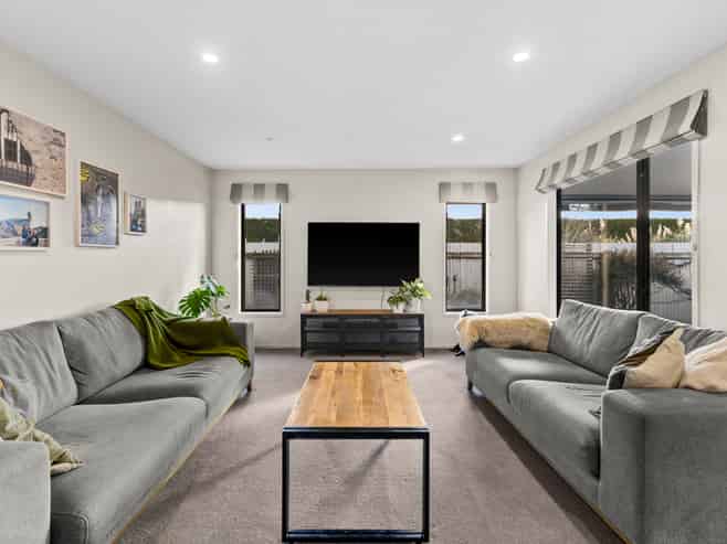 1033 Reka Street, Akina
