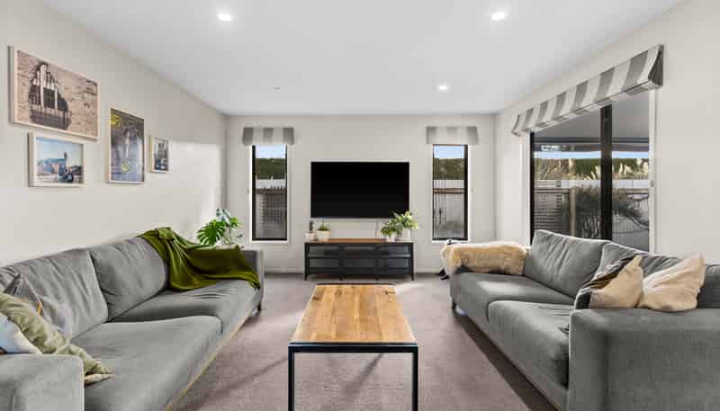 1033 Reka Street, Akina