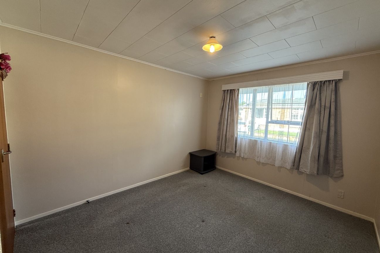 2 Bedroom, fully fenced with car port – pohled 4
