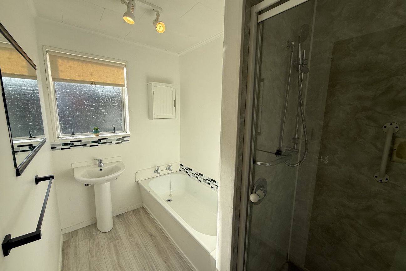 2 Bedroom, fully fenced with car port – pohled 6