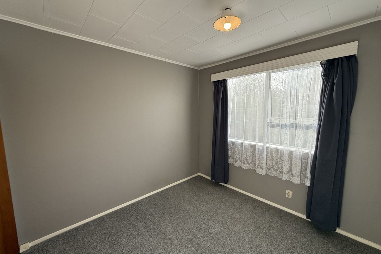 2 Bedroom, fully fenced with car port – pohled 5