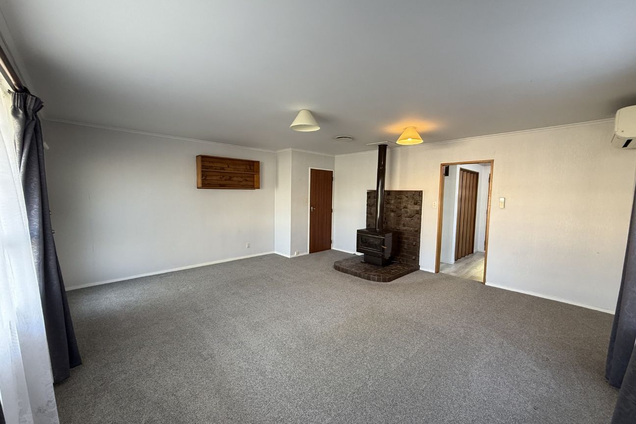 2 Bedroom, fully fenced with car port – pohled 2