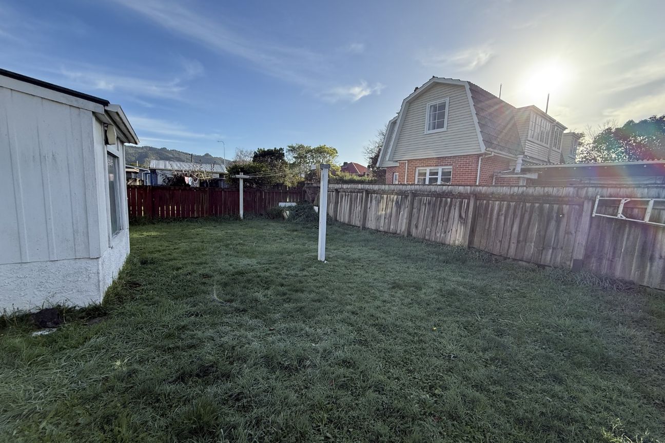 2 Bedroom, fully fenced with car port – další