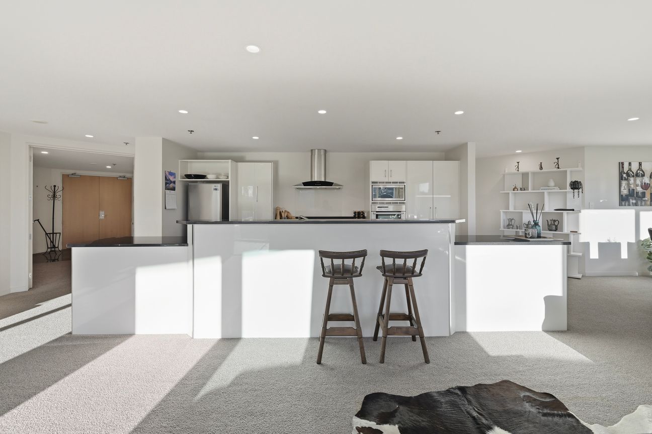 THIS APARTMENT SAID “BUY ME!” – SO HE DID - Widok 6