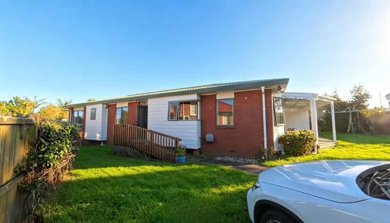 8 Taha Road, Te Atatu South