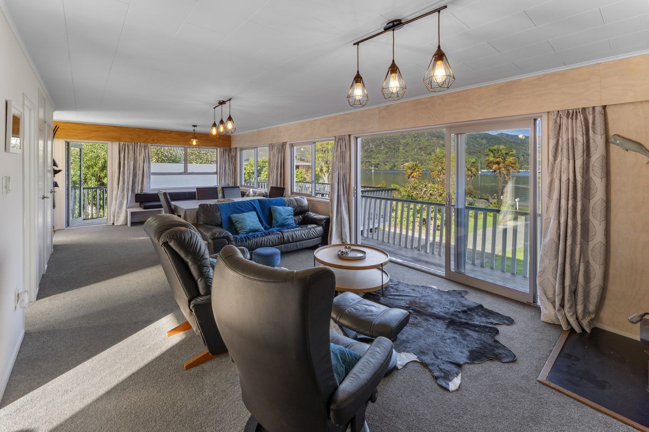 Classic Waterfront Bach in the Heart of Anakiwa - Widok 6