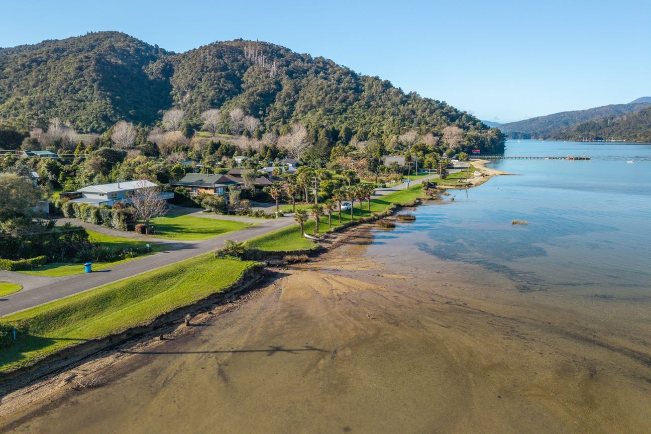 Classic Waterfront Bach in the Heart of Anakiwa - Widok 2