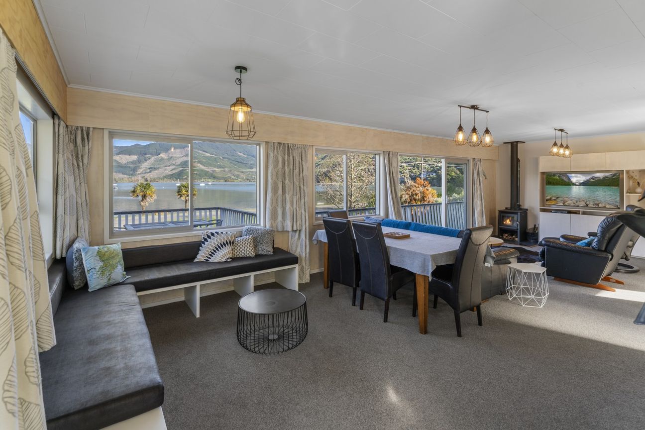 Classic Waterfront Bach in the Heart of Anakiwa - Widok 5