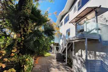 25 Victoria Road, Stepneyville
