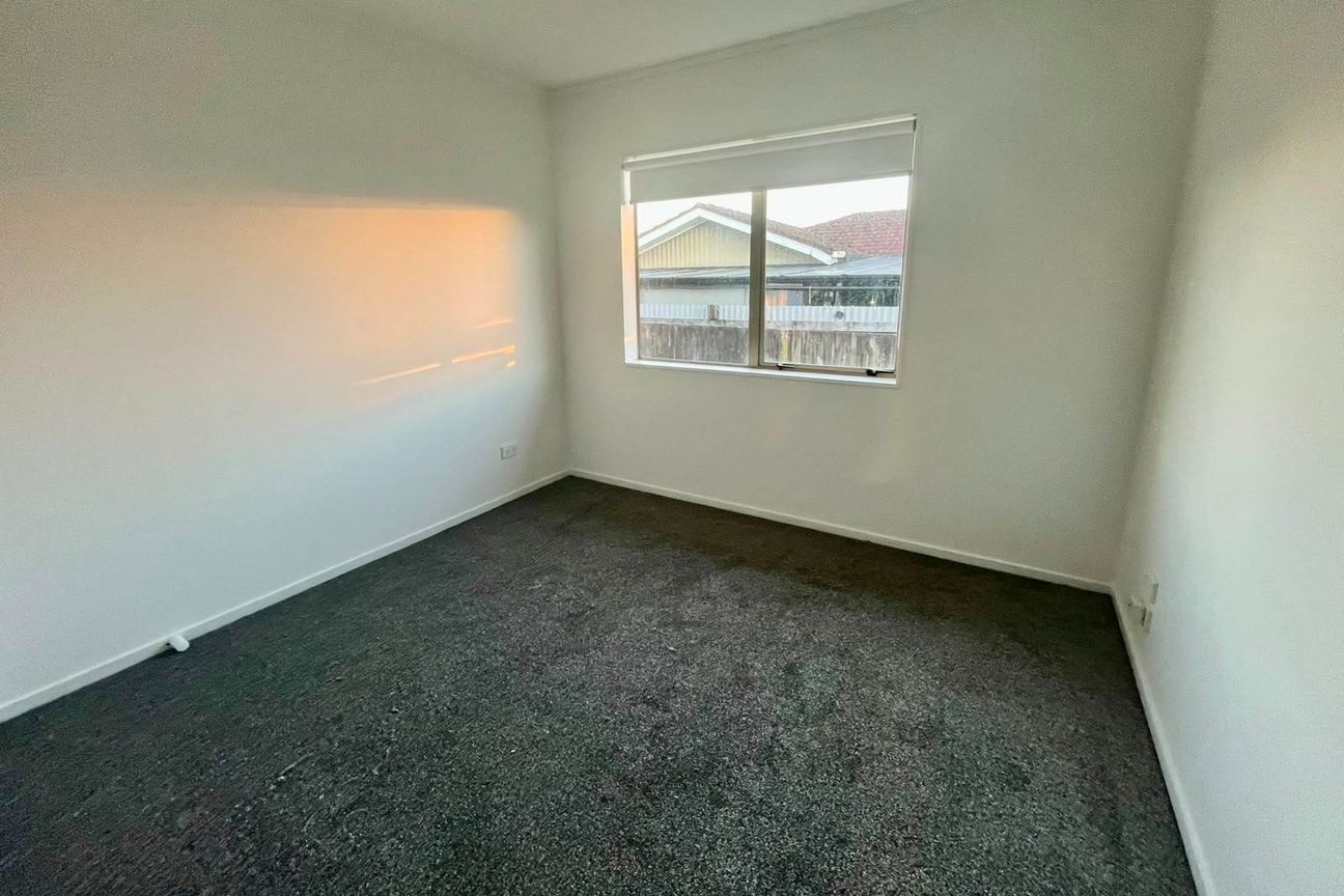 Freshly Painted, New Carpet, Single Level Home - Widok 6