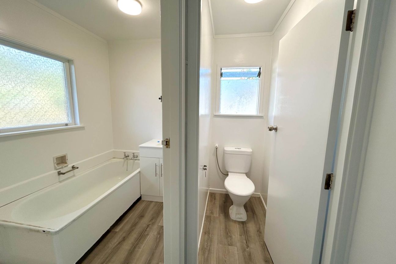 Spacious 2 Bedrooms Brick & Tile - Więcej