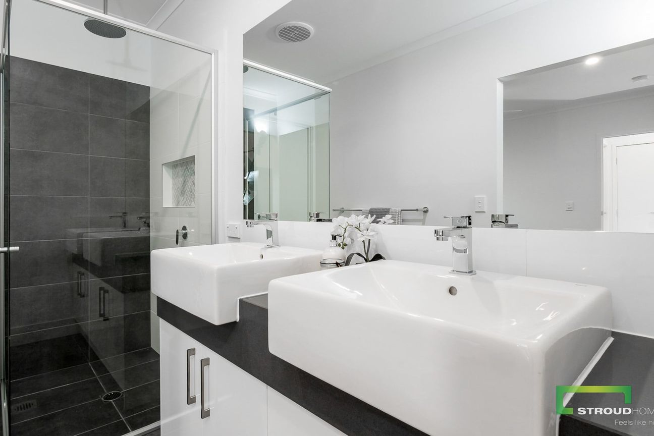 A home with generous spaces for every member of the family! - Mehr