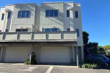 1/21 Hunters Park Drive, Three Kings