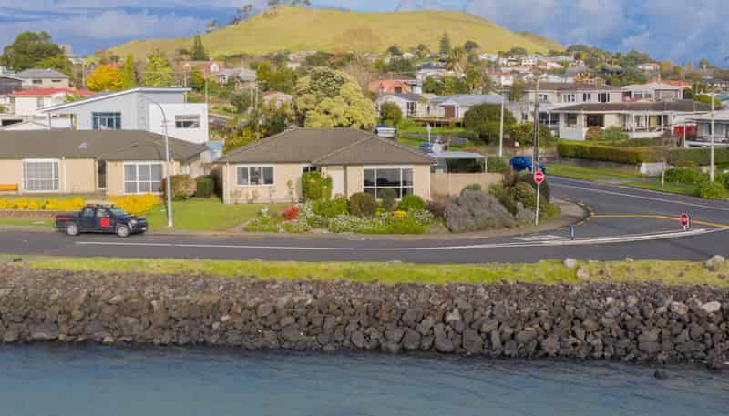 50A Kiwi Esplanade, Mangere Bridge