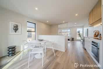 2/123 Knights Road, Central Hutt